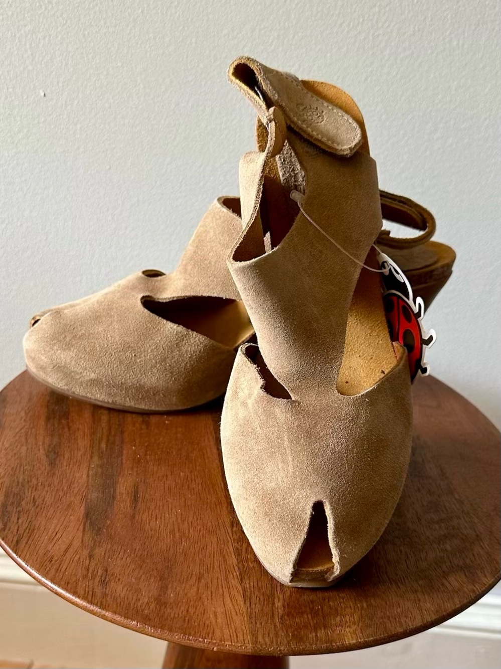 Yokono Beige Suede Wedge Sandals peep Toe Ankle Strap Hook & Loop US 8.5/39 NWOB